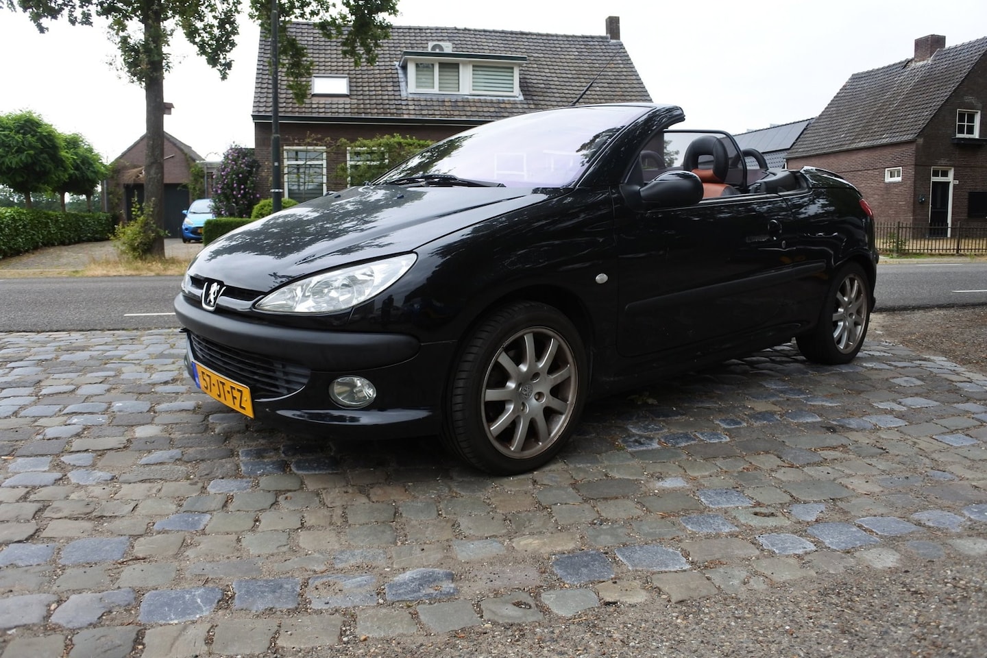 Peugeot 206 CC - 2.0-16V nette goed rijdende auto met nw apk 17-8-2027 div. exstra,s - AutoWereld.nl