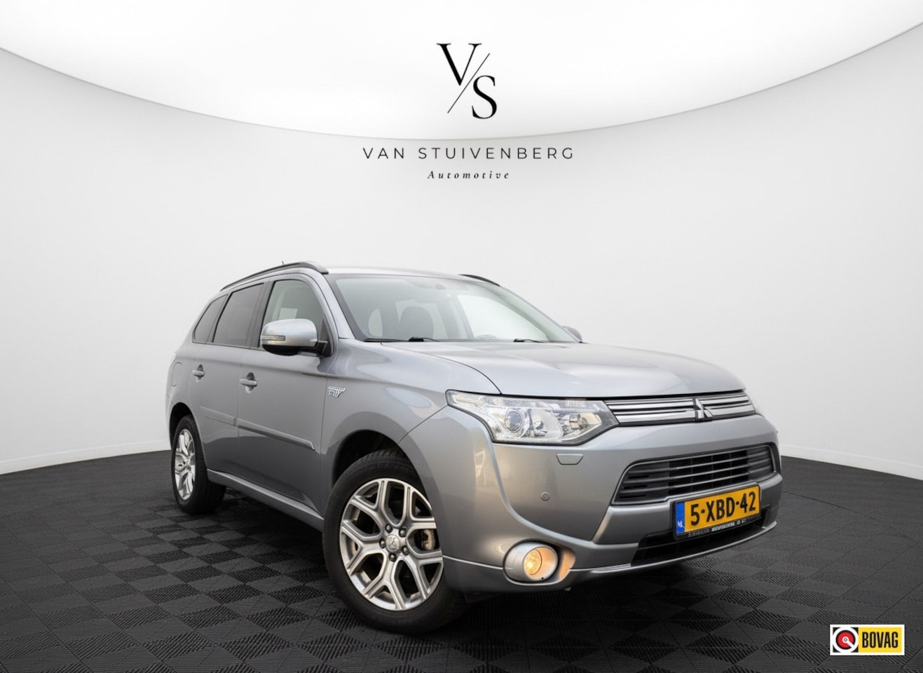 Mitsubishi Outlander - 2.0 PHEV Instyle PANORAMADAK TREKHAAK LEDER NAVI CAMERA PDC - AutoWereld.nl