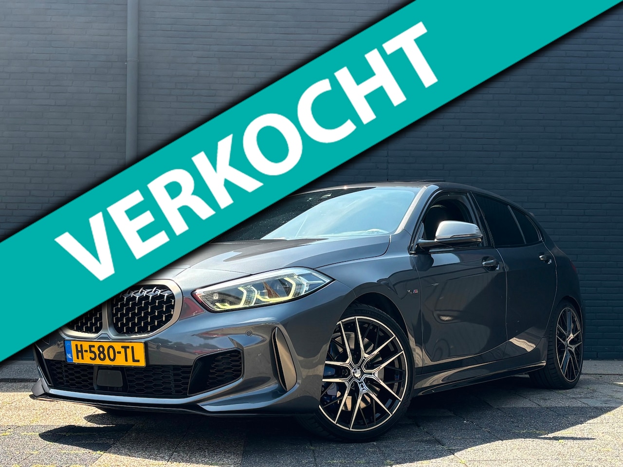 BMW 1-serie - M135i xDrive | Pano | Head - Up | H&K | Carplay | Stoelverwarming | Stuurverwarming - AutoWereld.nl
