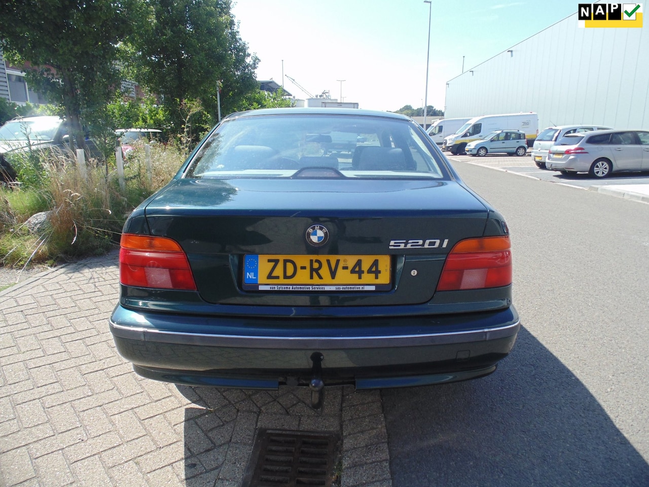 BMW 5-serie - 520i Executive sedan AUTOMAAT MET AIRCO TREKHAAK KM 194000 - AutoWereld.nl