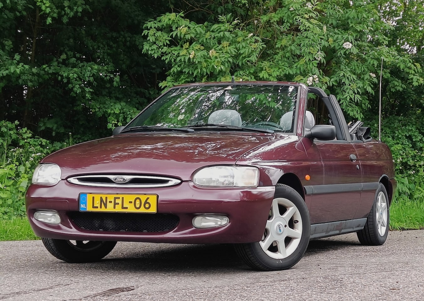 Ford Escort Cabrio - 1.6 CLX APK 11-07-2027 | Youngtimer - AutoWereld.nl