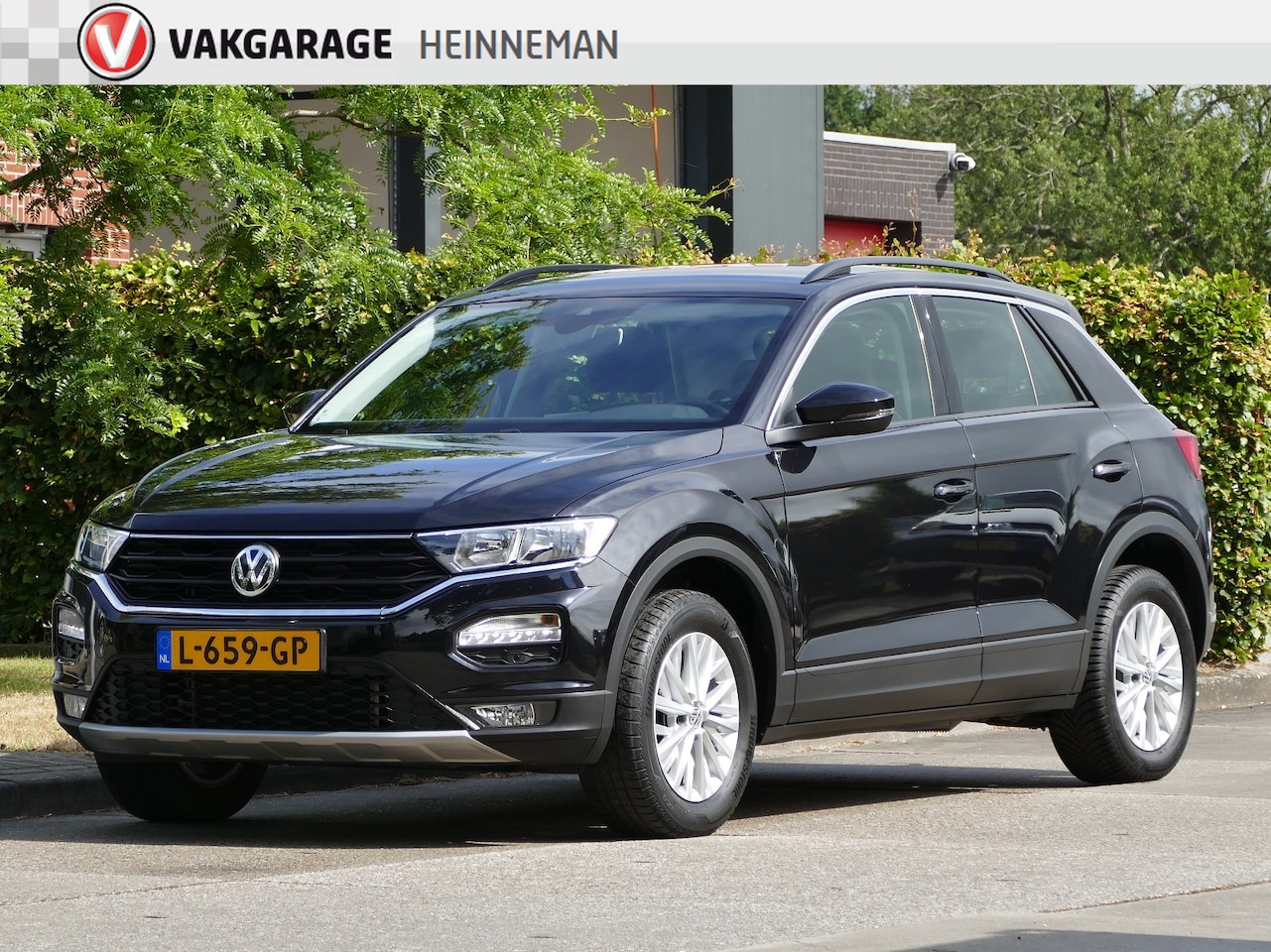 Volkswagen T-Roc - 1.5 TSI AUTOMAAT | verwarmd stuur | Apple Carplay / Android auto | trekhaak - AutoWereld.nl