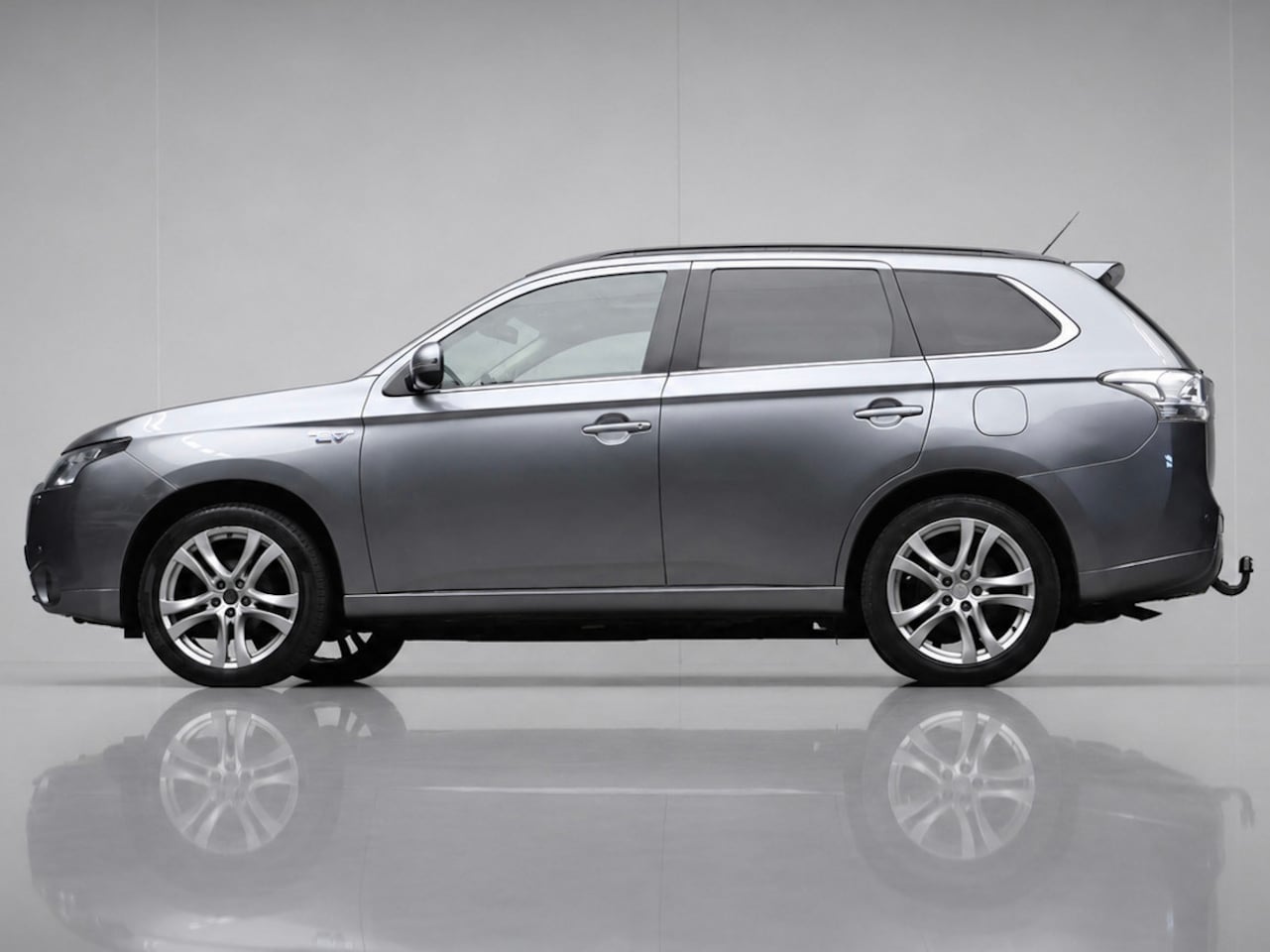 Mitsubishi Outlander - 2.0 PHEV Instyle+ (SCHUIFDAK,CAMERA,STOELVERWARMING,LED,XENON,LEDER,TREKHAAK,CRUISE,CLIMAT - AutoWereld.nl