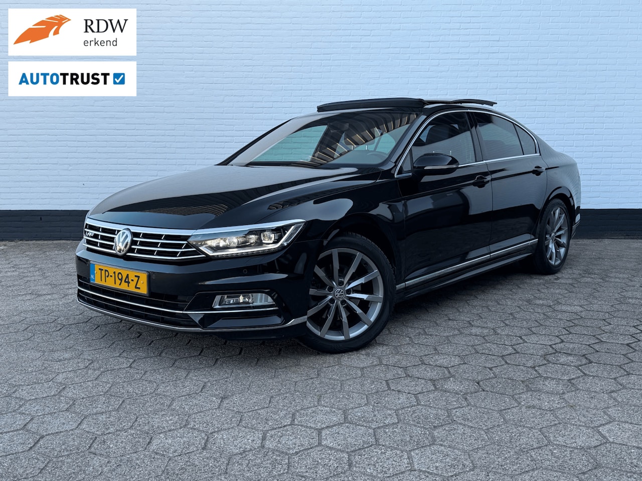 Volkswagen Passat - 1.4 TSI DSG Highline R-Line PANO l VIRTUAL l ACC! - AutoWereld.nl