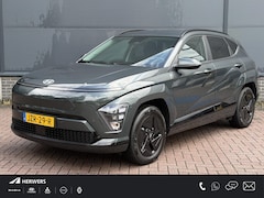 Hyundai Kona Electric - Pure Edition 64.8 kWh / Stuur & Stoelverwarming / Navigatie / Achteruitrijcamera / Apple C