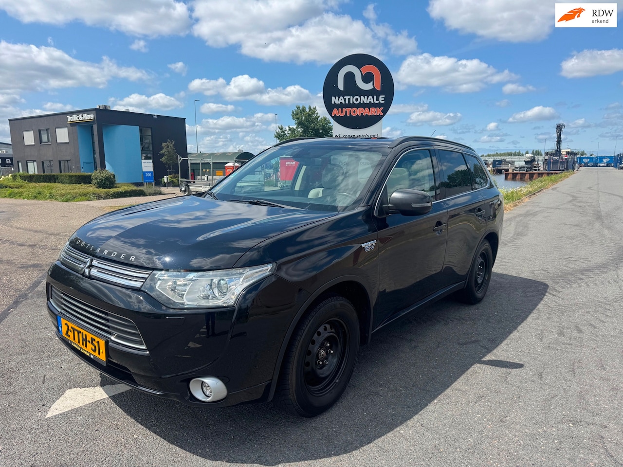Mitsubishi Outlander - | 2014 | 2.0 PHEV Instyle+ | Automaaat | APK - AutoWereld.nl