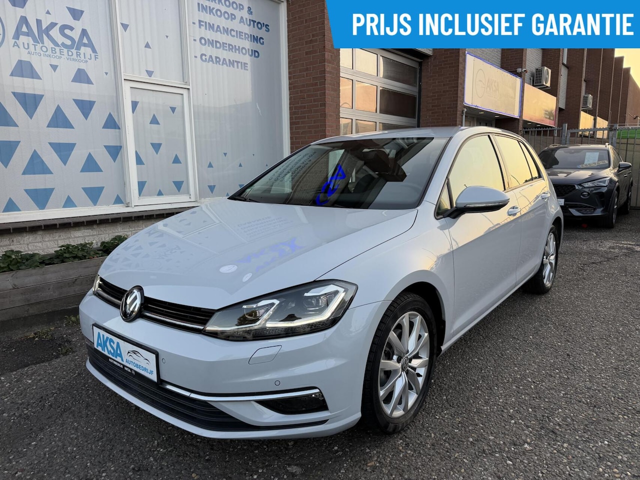 Volkswagen Golf - 1.5 TSI 150pk Highline DSG LED Elektr Trekhaak Standkachel - AutoWereld.nl