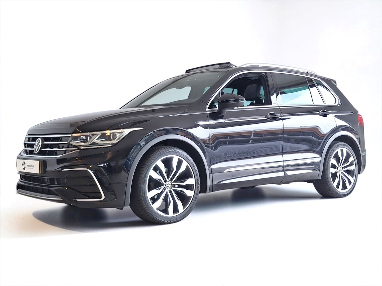 Volkswagen Tiguan - 1.5 TSI R-Line Business+ PANO IQ LIGHT SFEERVERLICHTING CAMERA VIRTUAL TREKHAAK - AutoWereld.nl
