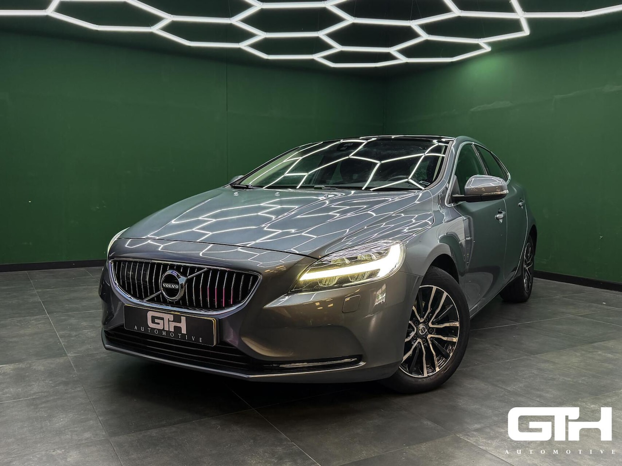 Volvo V40 - 2.0 D2 Nordic+ Camera | Keyless | Pano | NAP - AutoWereld.nl