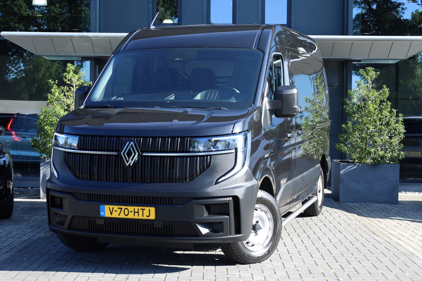 Renault Master - T35 2.0 dCi 130pk L2H2 Start | 2x Schuifdeur | Camera | Cruise | Trekhaak | Side Bars | Zw - AutoWereld.nl