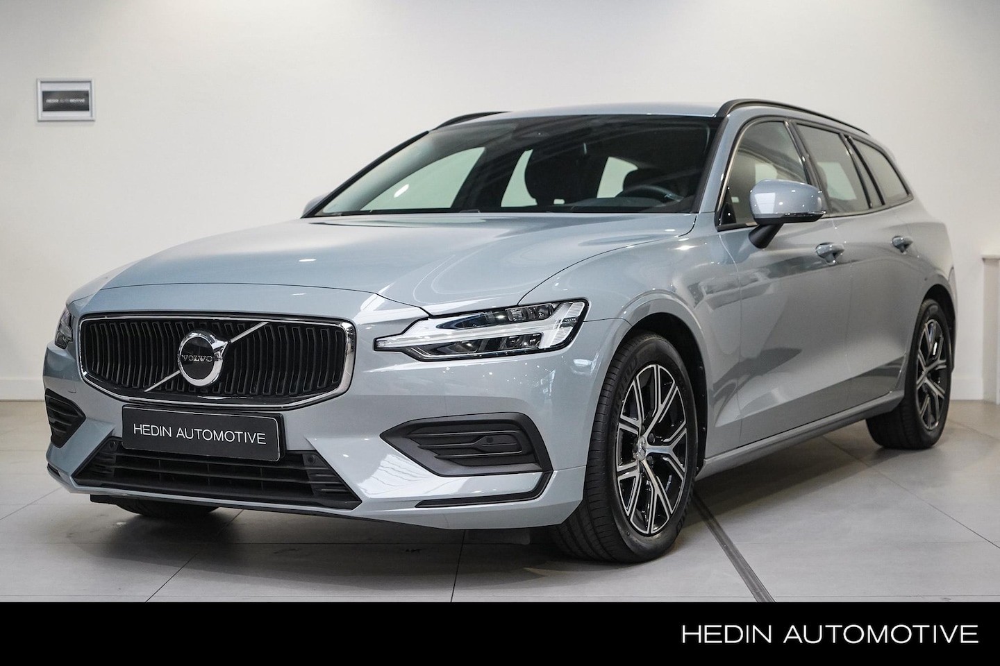 Volvo V60 - 2.0 B3 Essential Edition | Adaptieve Cruise Control | Google Infotainment | Parkeercamera - AutoWereld.nl