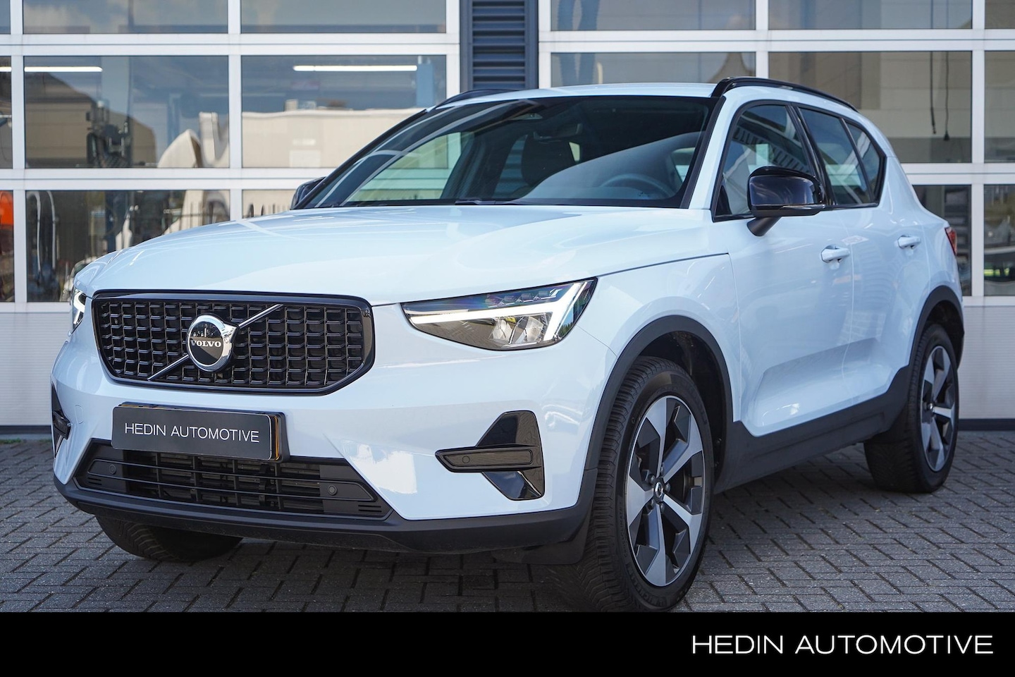 Volvo XC40 - 2.0 B4 Plus Dark | 2.000 kg trekgewicht! | All Season banden | Elektrische stoelen met geh - AutoWereld.nl