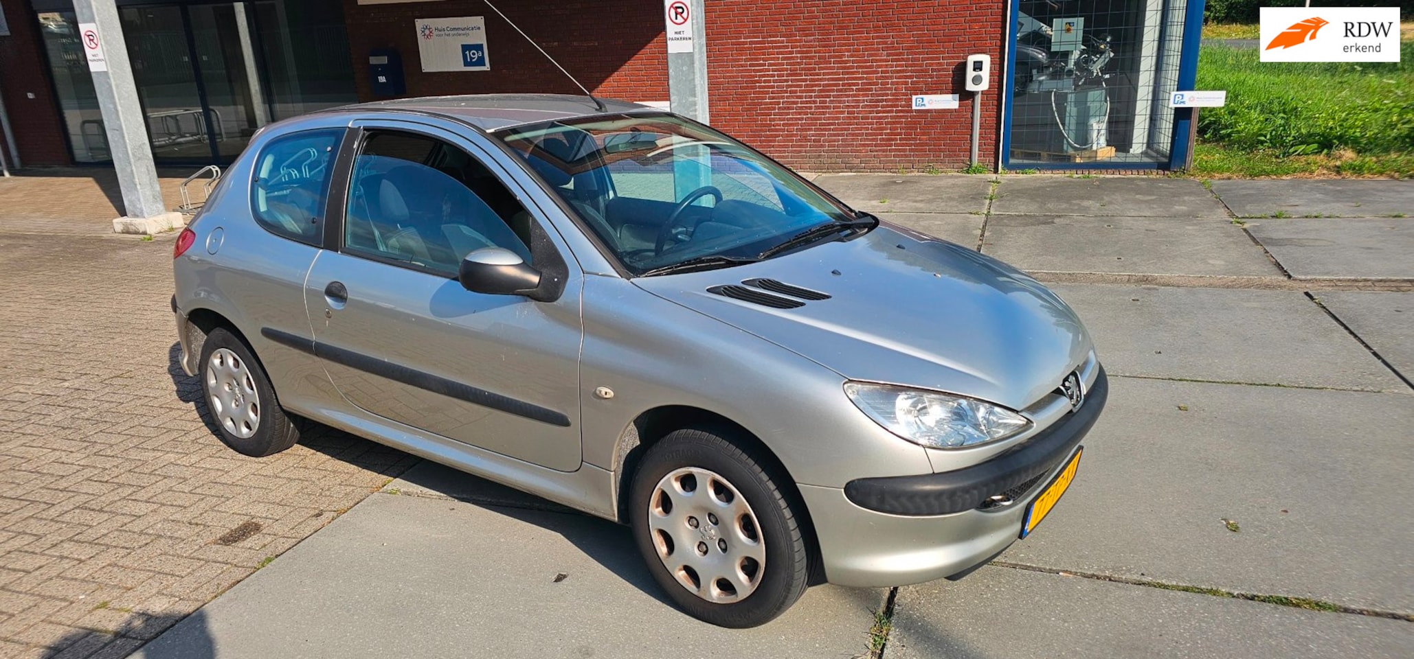 Peugeot 206 - 1.4 One-line jaar apk nette auto - AutoWereld.nl