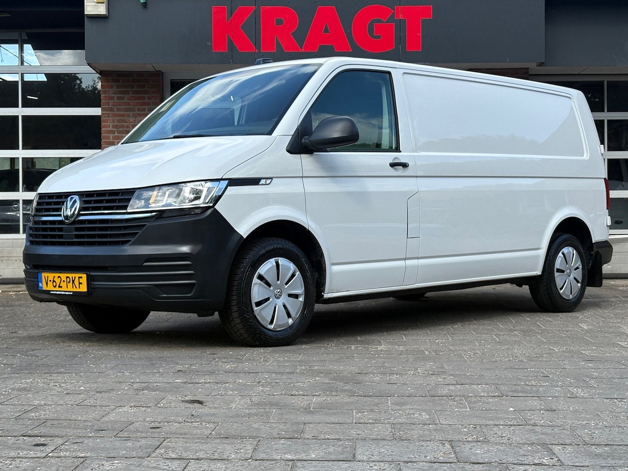 Volkswagen Transporter - 2.0 TDI L2H1 150PK!|DSG Automaat|airco|achteruitrijcamera|apple carplay|drie zitplaatse - AutoWereld.nl