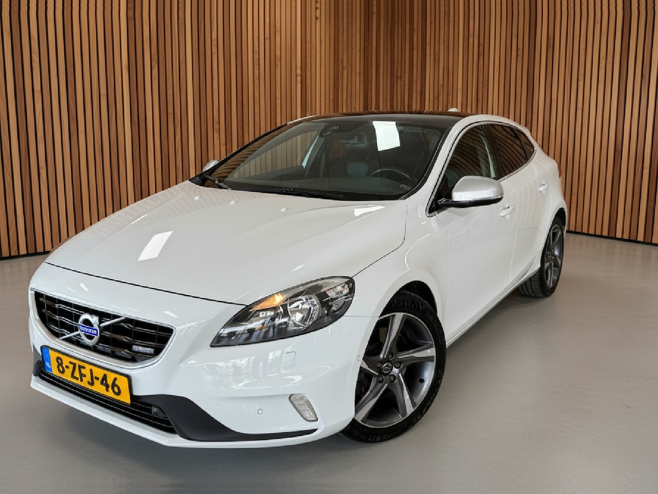 Volvo V40 - 2.0 D4 R-Design Business | Camera | Navi | Cruise. - AutoWereld.nl