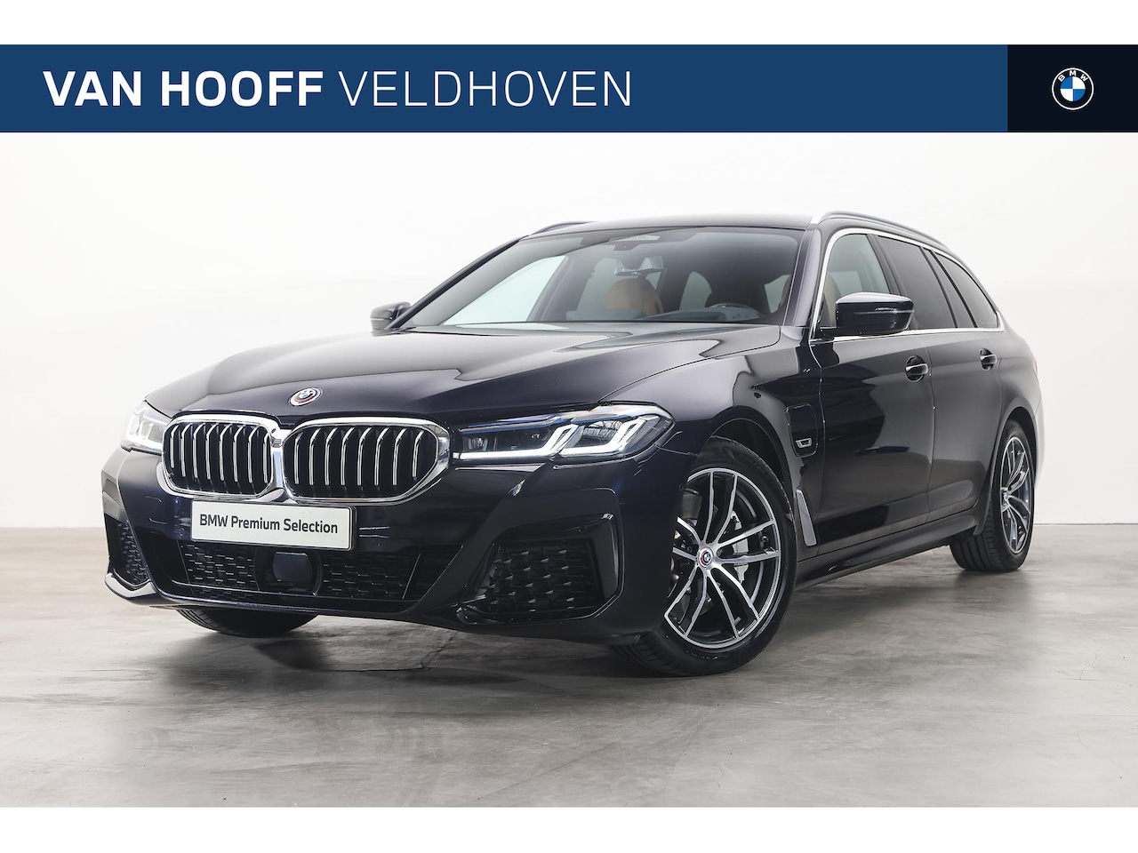 BMW 5-serie Touring - 530e xDrive M Sport Automaat / Trekhaak / Sportstoelen / Laserlight / Achteruitrijcamera / - AutoWereld.nl