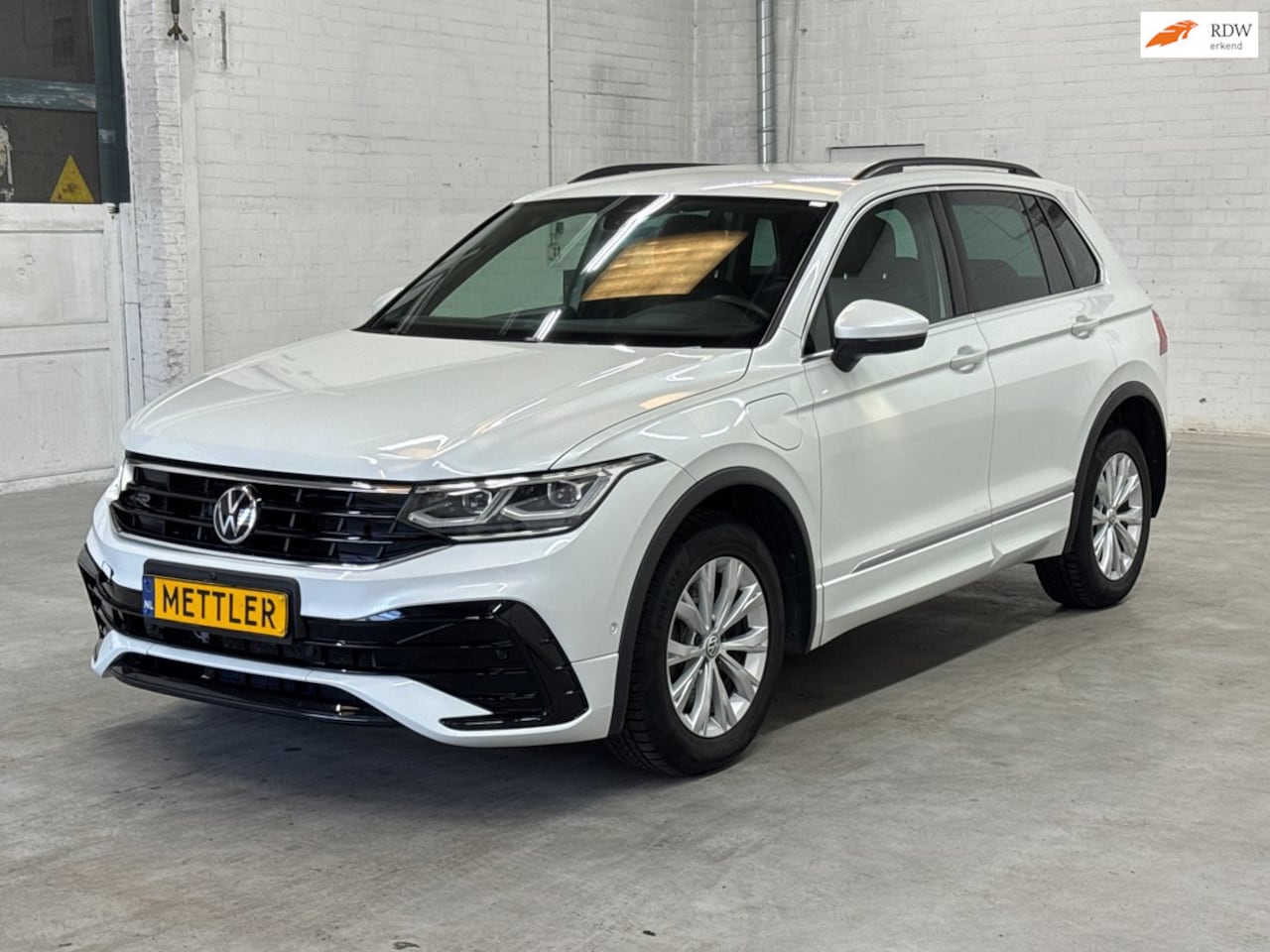Volkswagen Tiguan - 1.4 TSI Plug-in eHybrid R-Line IQ Lights|360 View|Carlpay|Trekhaak - AutoWereld.nl