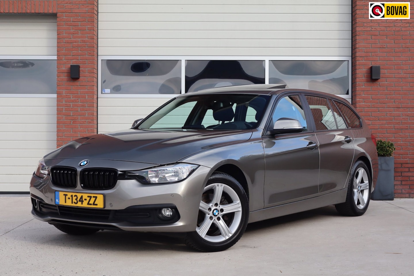 BMW 3-serie Touring - 318i Panorama schuif- kantel dak - Afneembare trekhaak - Memory - Climate- & Cruise contro - AutoWereld.nl