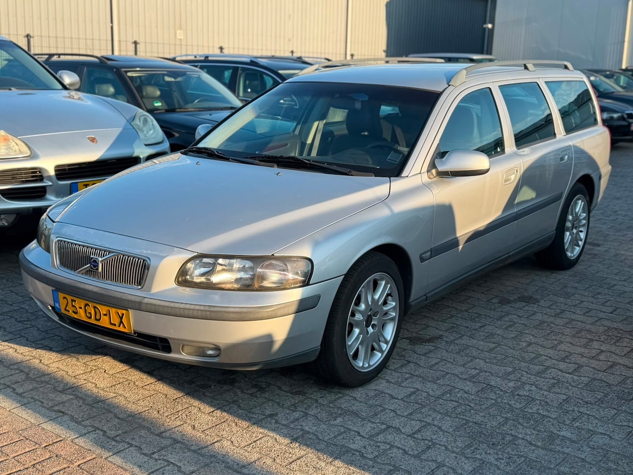 Volvo V70 - 2.4 Comfort Line Airco Youngtimer APK 02-2027 - AutoWereld.nl