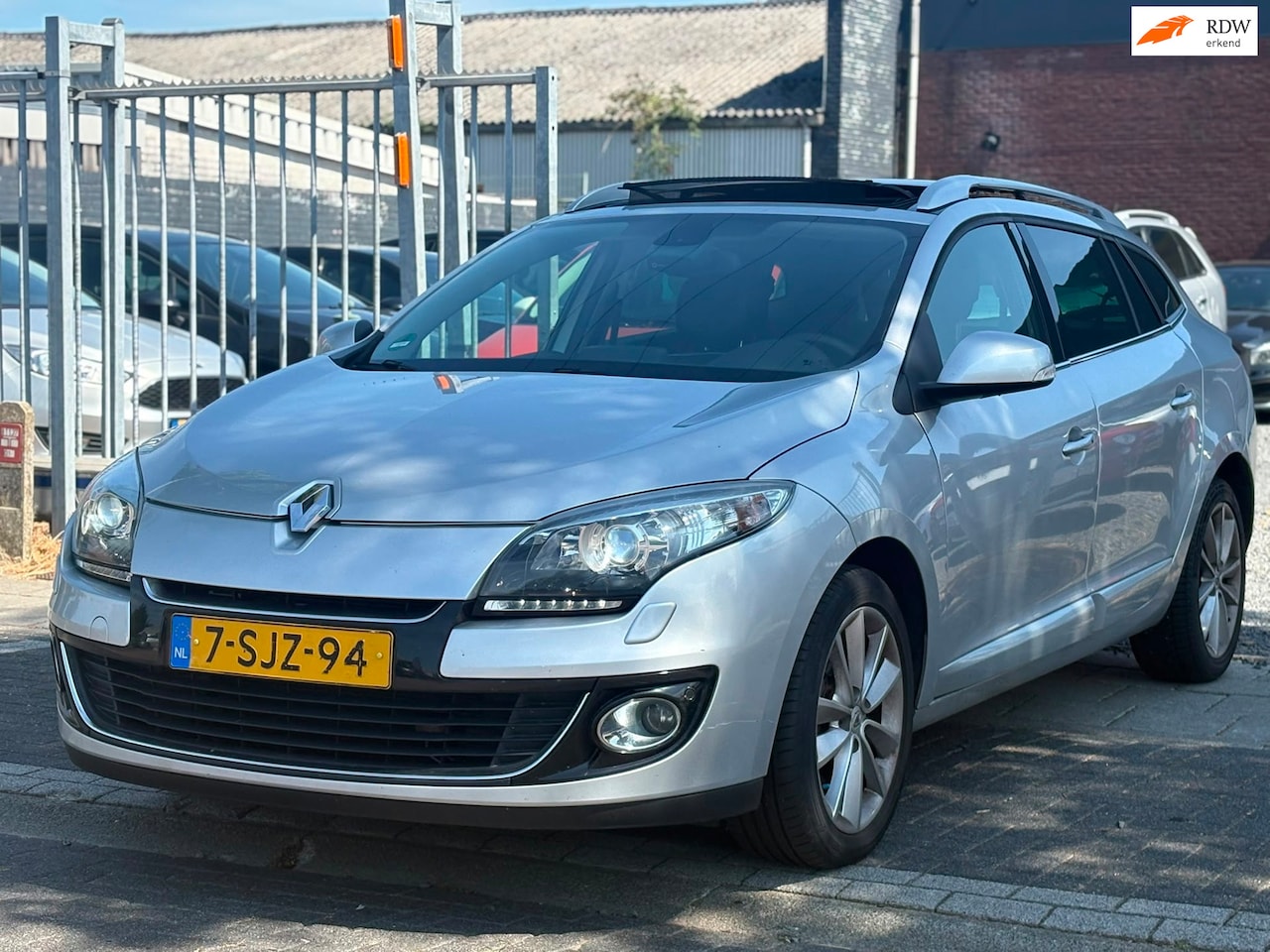 Renault Mégane Estate - 2.0 Bose | Panoramadak | Xenon | Trekhaak | 17” LMV | - AutoWereld.nl