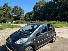 Peugeot 107 - 1.0-12V Millesim 200