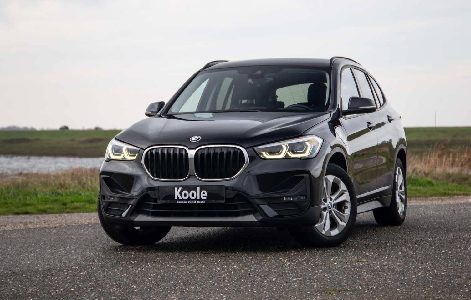 BMW X1 - xDrive25e Executive X CAMERA / CARPLAY / HEAD UP DISPLAY / LEDER / LED / CRUISE CONTROLE / - AutoWereld.nl