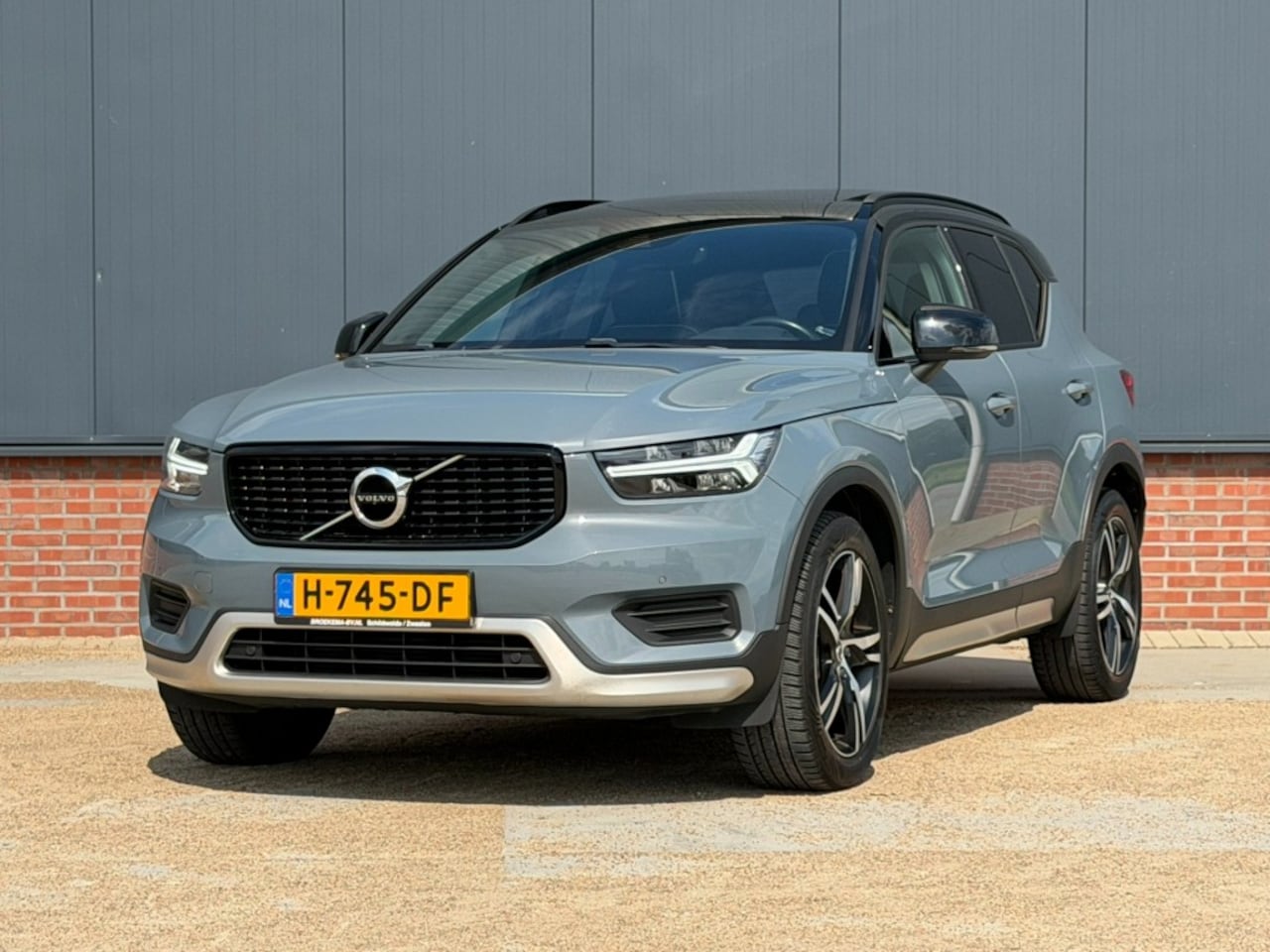 Volvo XC40 - 2.0 T4 190pk R-Design Pano / Camera / Trekhaak - AutoWereld.nl