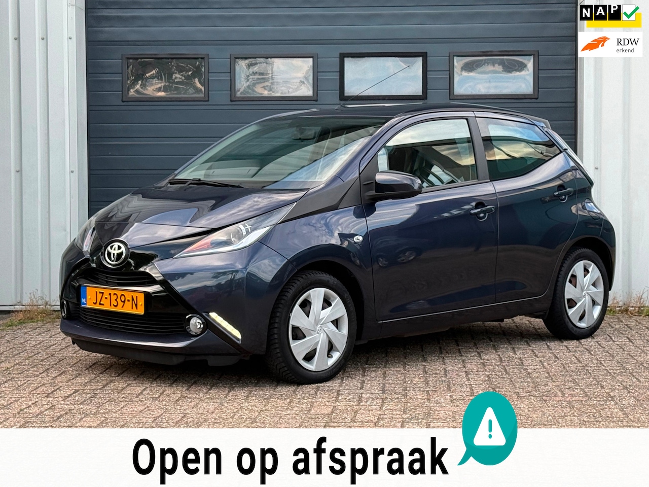 Toyota Aygo - 1.0 VVT-i x-play 5-deurs NAVI / CRUISE / NAP - AutoWereld.nl