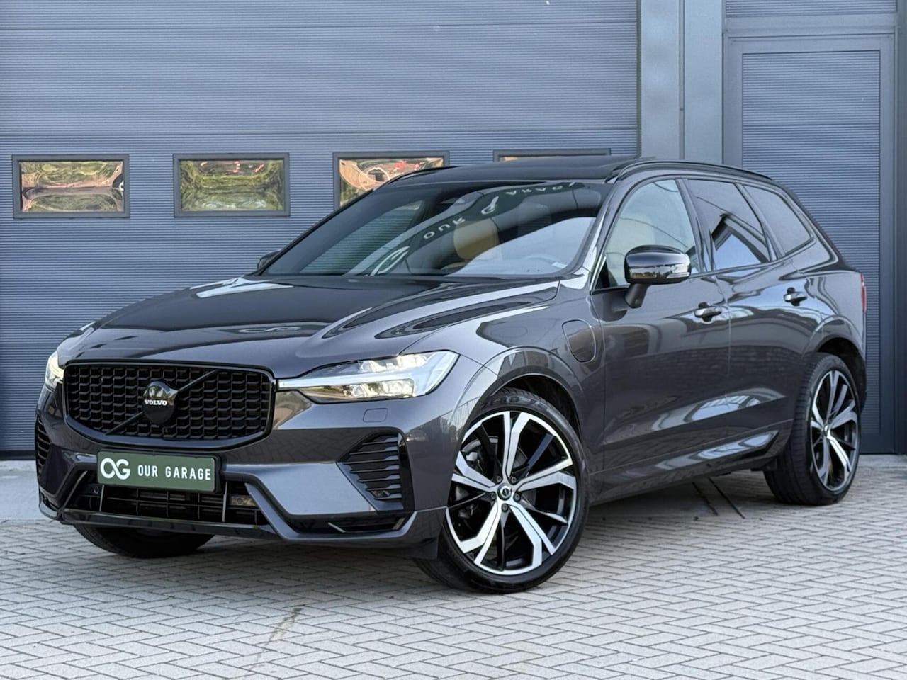 Volvo XC60 - 2.0 T8 AWD Ultimate Dark|Lucht|Trekhaak|Massage - AutoWereld.nl