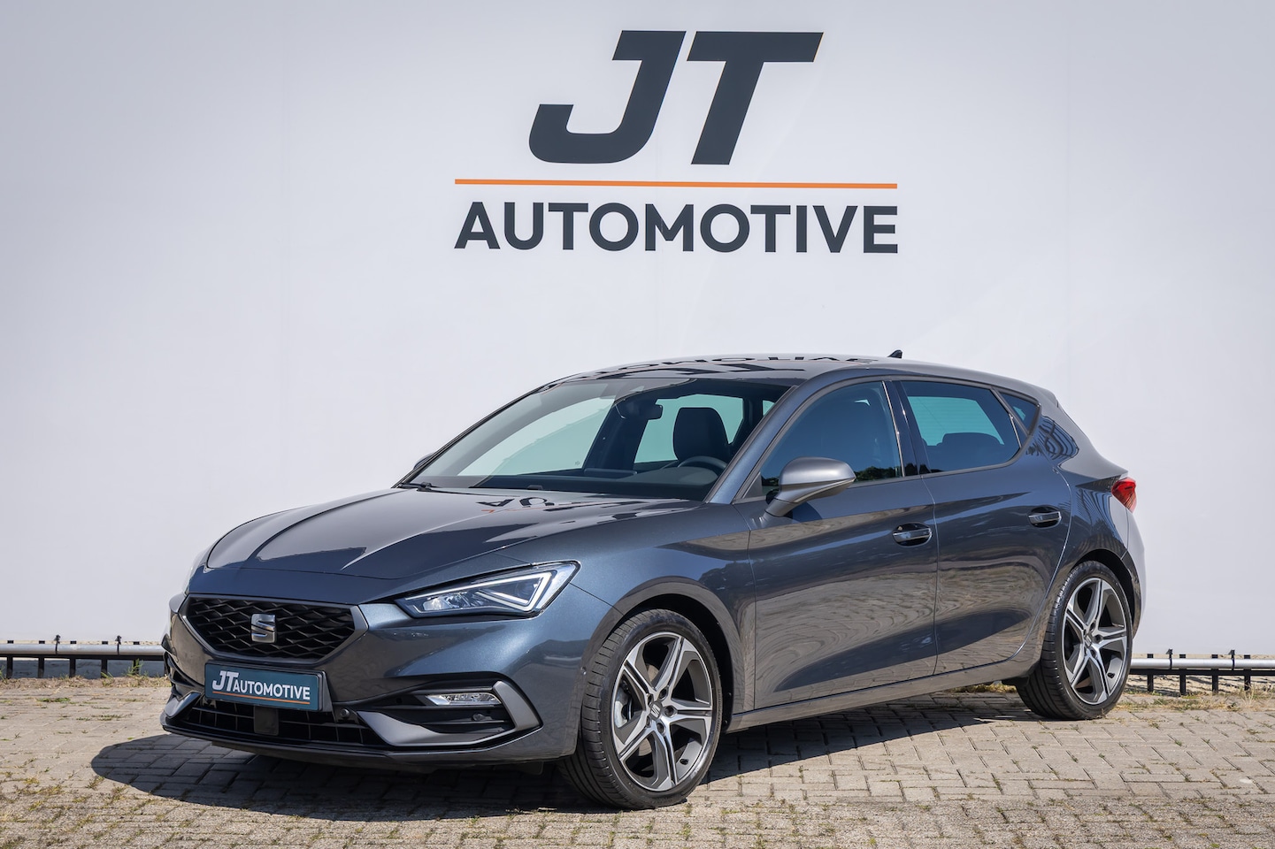 SEAT Leon - 1.5 TSI FR nlauto | adaptive cruise | pdc | Carplay | stoelverwarming | dab | half ledere - AutoWereld.nl