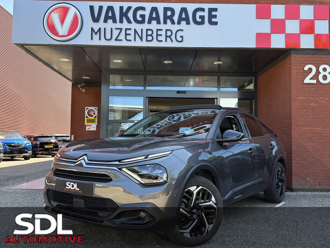 Citroën C4 - 1.2 Puretech Shine // NAVI // CAMERA // PANO SCHUIF-KANTELDAK // MASSAGE STOELEN // ADAPTI - AutoWereld.nl