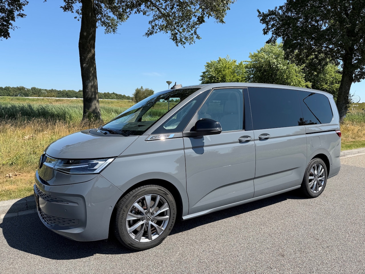 Volkswagen Multivan - 1.4 eHybrid L2H1 Energetic Lang / 2023 / BTW / zeer compleet / inruil mogelijk - AutoWereld.nl