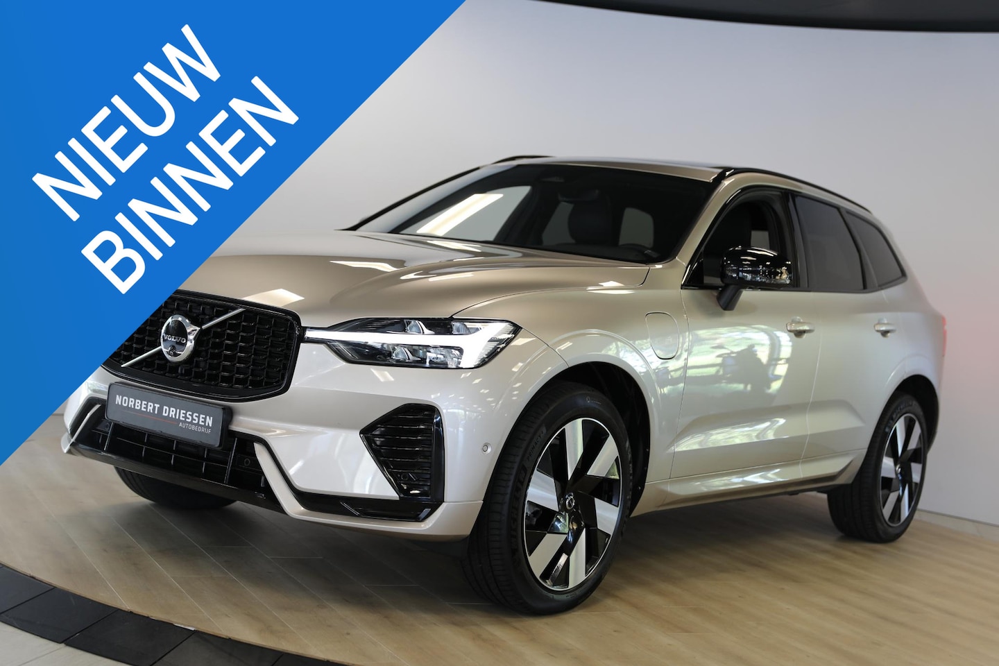 Volvo XC60 - 2.0 T8 Plug-in hybrid AWD Ultra Dark | Schuif- kanteldak | Trekhaak | Harman Kardon - AutoWereld.nl