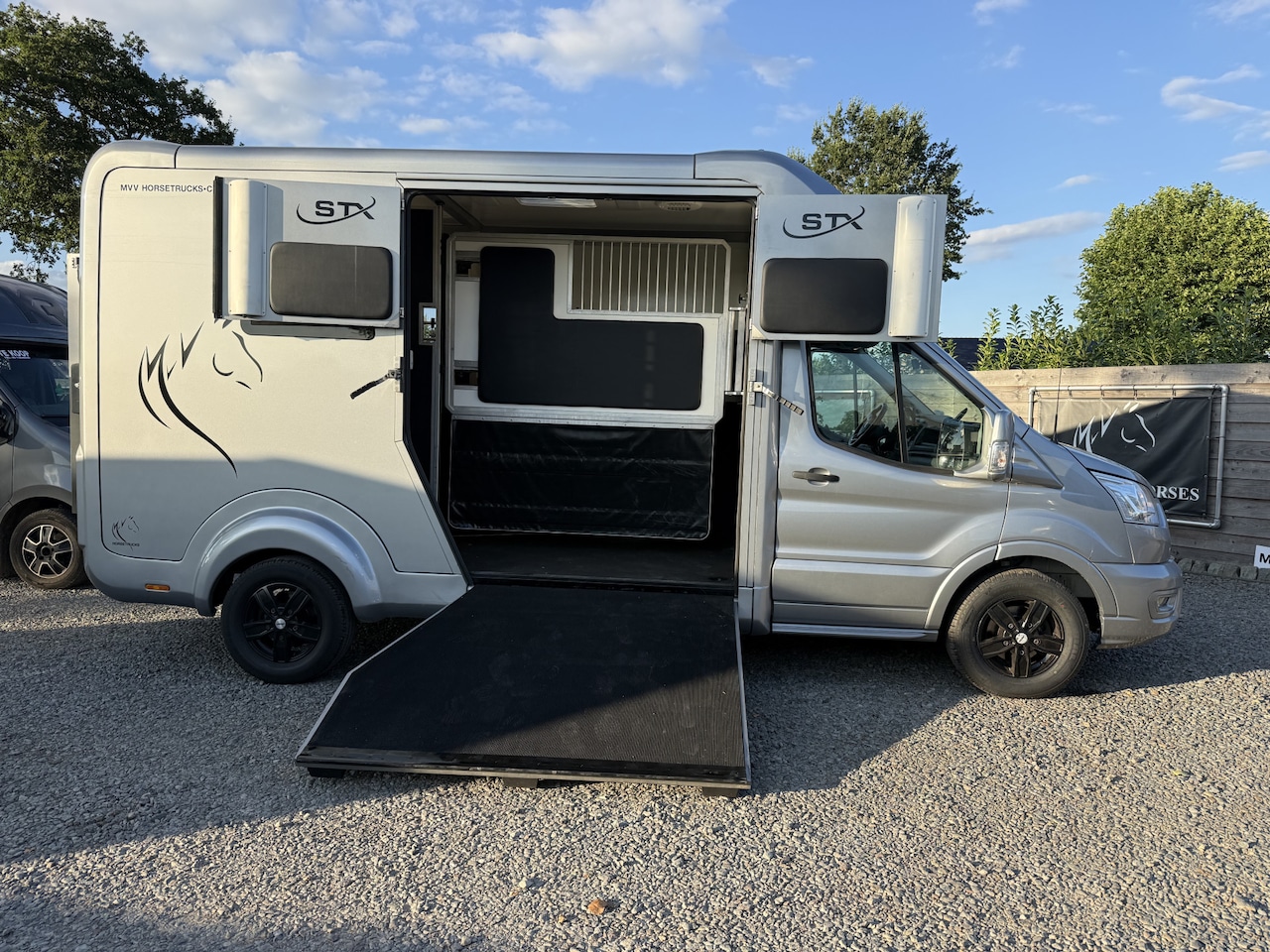 Ford Transit - | HORSETRUCK | STX | STALLION 3XL | 2022 | AUTOMAAT | HENGST | 117.907KM | 3-SEAT | L3 | 1 - AutoWereld.nl