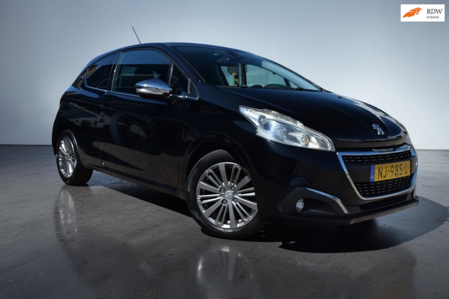 Peugeot 208 - 1.2 PureTech Active 1.2 PureTech Active, Panoramadak, Climate Control, Navigatie, Allure uitvoering - AutoWereld.nl