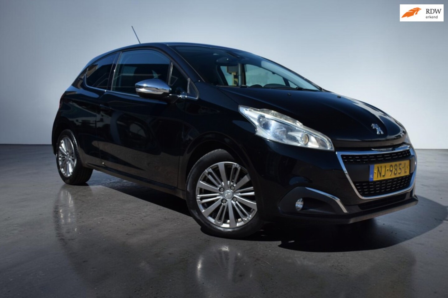 Peugeot 208 - 1.2 PureTech Active 1.2 PureTech Active, Panoramadak, Climate Control, Navigatie, Allure uitvoering