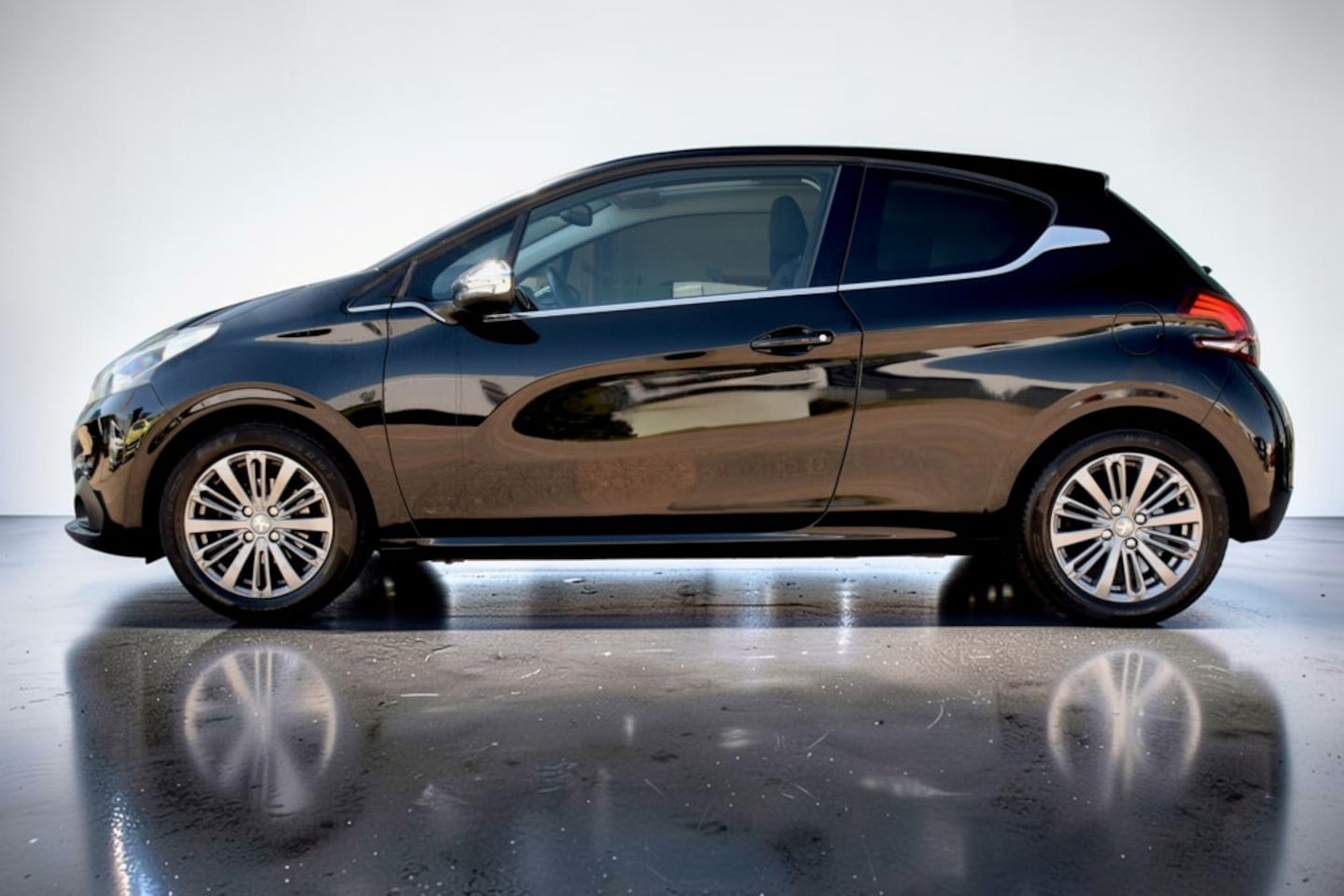 Peugeot 208 - 1.2 PureTech Active 1.2 PureTech Active, Panoramadak, Climate Control, Navigatie, Allure uitvoering