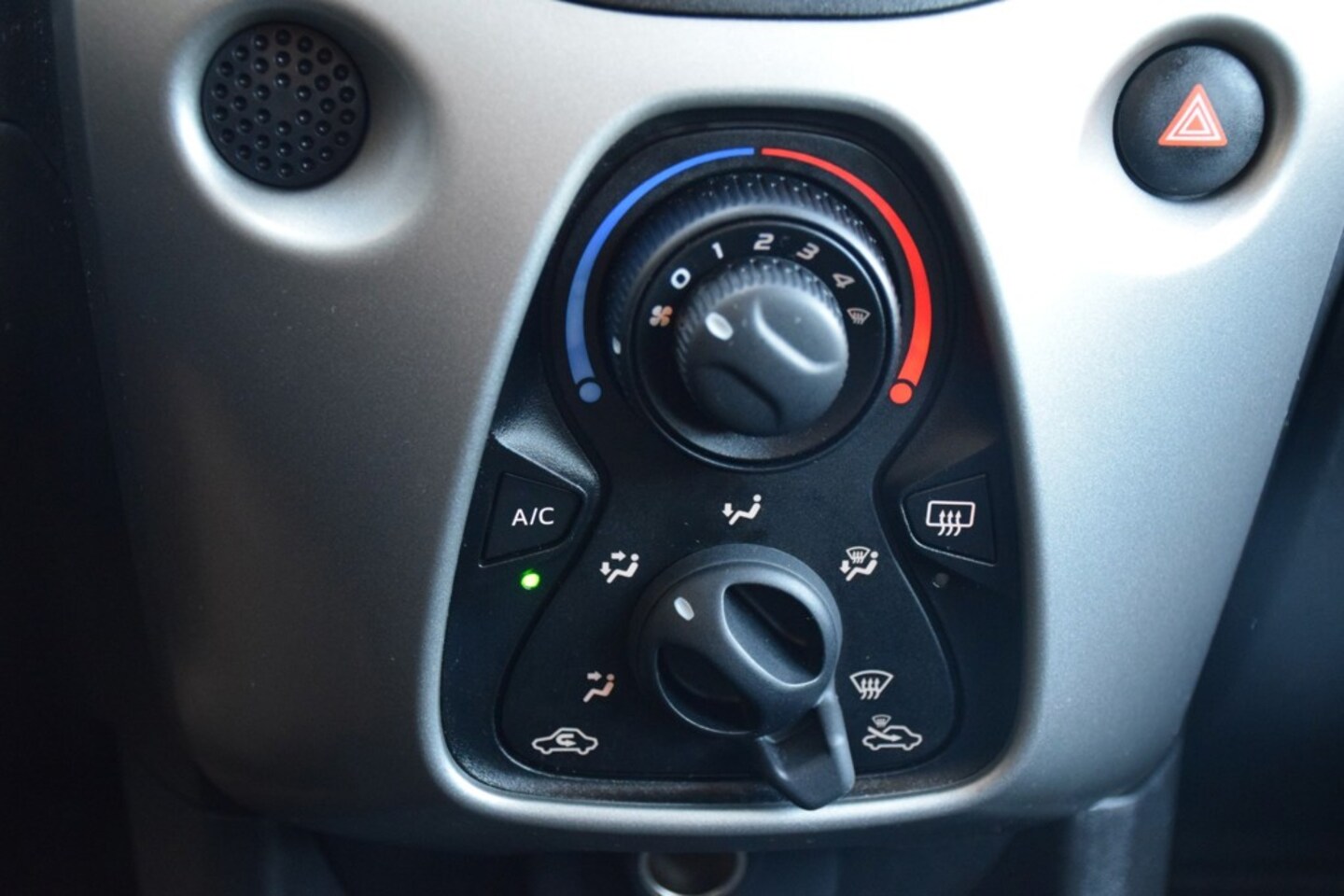Peugeot 108 - 1.0 e-VTi Active 1.0 e-VTi Active, Parkeerhulp achter,Airco, Premium Pack, Blue Tooth, Nette auto