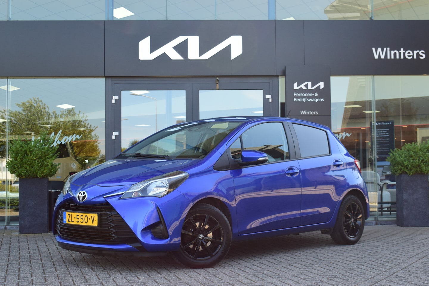 Toyota Yaris - 1.0 VVT-i Comfort | Airco | Bluetooth | Rijbaan Assistentie | Privacy Glass | - AutoWereld.nl
