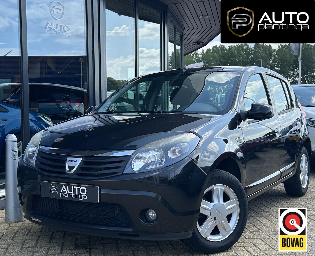 Dacia Sandero - 1.2 Blackline 75PK | Trekhaak | 2e Eigenaar | NL AUTO | Airco | Volledige Onderhoudshistor - AutoWereld.nl