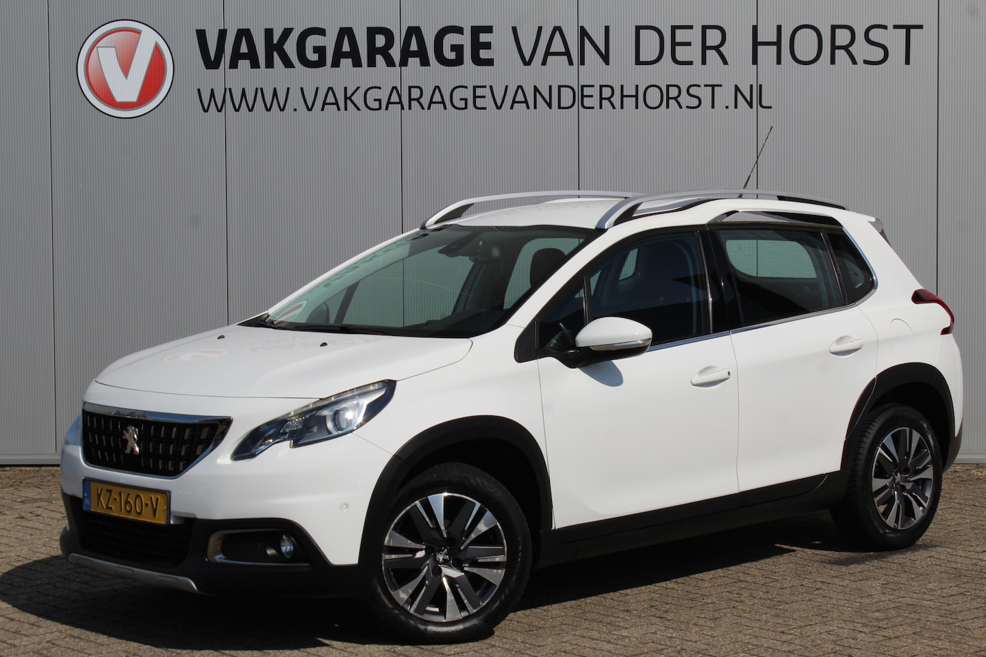 Peugeot 2008 - 1.2-110pk PureTech Allure. Hoogzitter met weinig km's ! Trekhaak, Climate Controle, Cruise - AutoWereld.nl