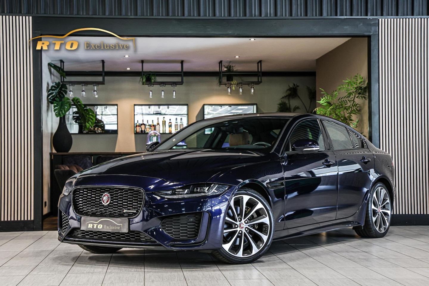 Jaguar XE - 2.0 P250 R-Dynamic HSE NAVI LEER CAMERA CARPLAY. - AutoWereld.nl