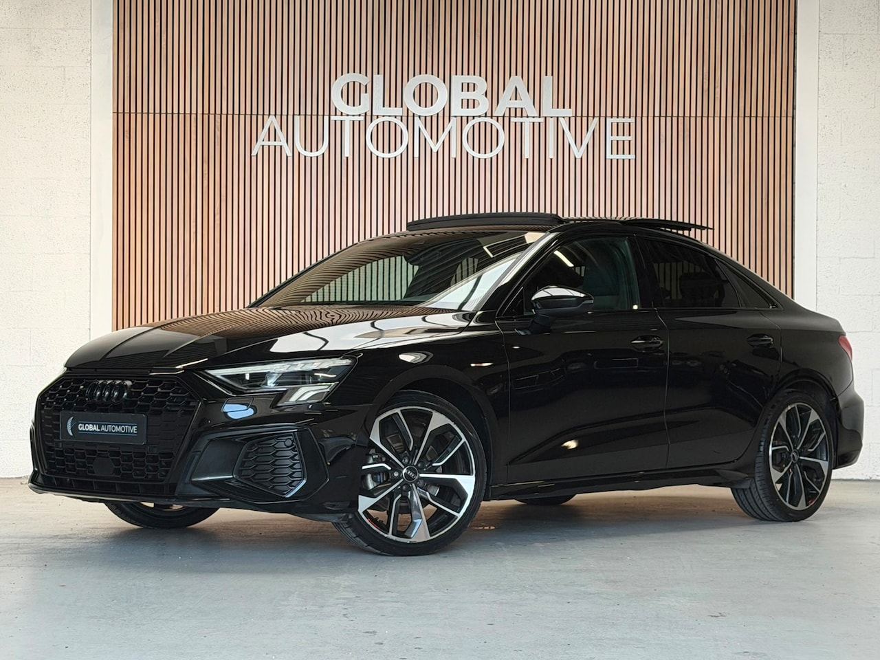 Audi A3 Limousine - 35 TFSI S line - PANO - AKRAPOVIC - MATRIX - AutoWereld.nl