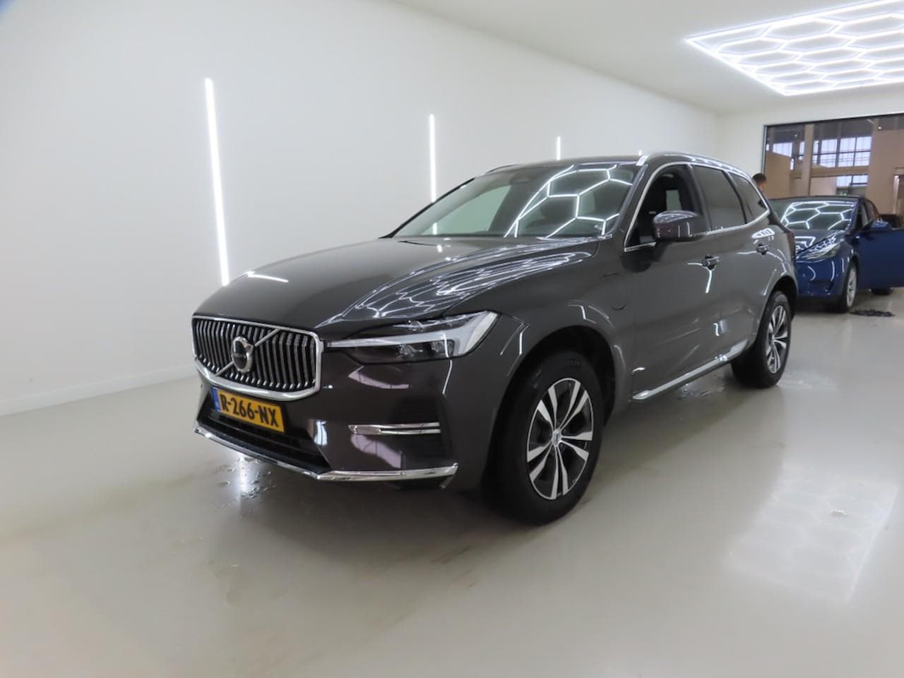 Volvo XC60 - T6 350PK AWD Core Bright | Leder | Climate | Trekh. | BLIS | ACC | Pano-dak | all season | - AutoWereld.nl