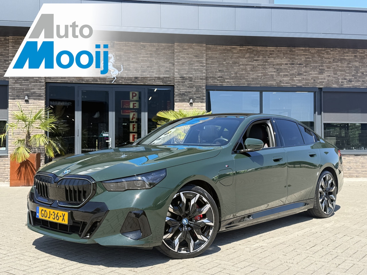 BMW 5-serie - 550e ///M-Sport / xDrive / 489 PK / INDIVIDUAL / Brewster Green / Uniek / B&W HiFi / FULL - AutoWereld.nl