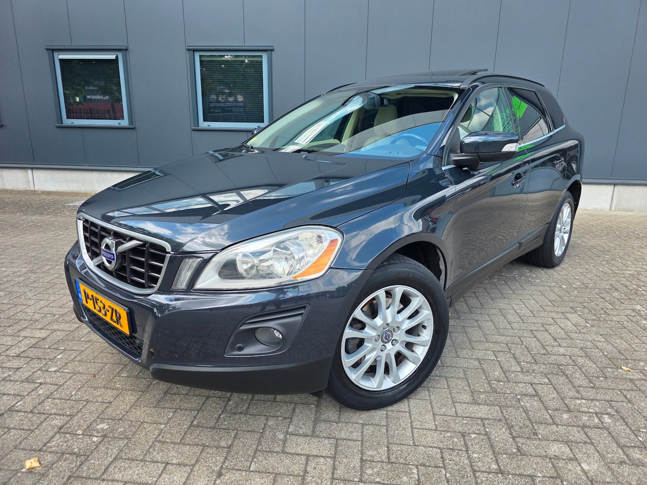 Volvo XC60 - 3.0 T6 AWD full option! schuifdak, leder, cruise, bijtel vriendelijk! - AutoWereld.nl