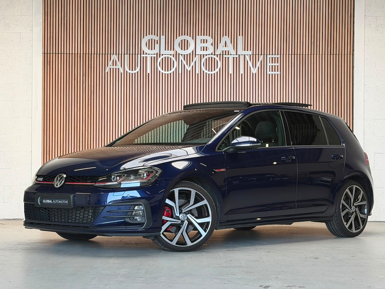 Volkswagen Golf - 2.0 TSI GTI - VIRTUAL - PANORAMADAK - DYNAUDIO - DCC - AutoWereld.nl