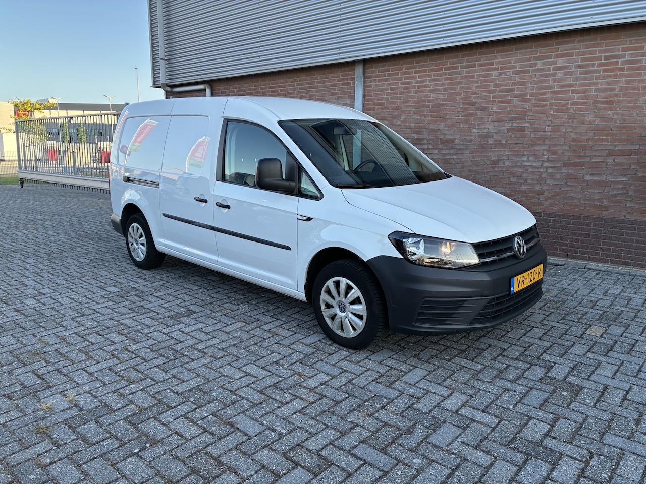 Volkswagen Caddy - 1.6 TDI L2H1 Maxi Trendline Airco .Navigratie - AutoWereld.nl