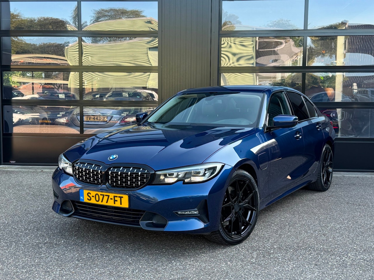 BMW 3-serie - 330e SportLine Shadowline Mediterranblau - AutoWereld.nl
