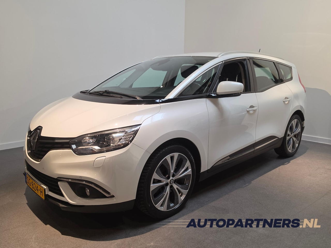 Renault Grand Scénic - 1.2 TCe Intens 7p. Stoelverwarming - Stoelmassage - Apple Carplay/Android Auto - Trekhaak - AutoWereld.nl